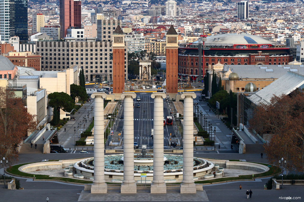 Les Quatre Columnes, Torres Venecianes, Arenas de Barcelona