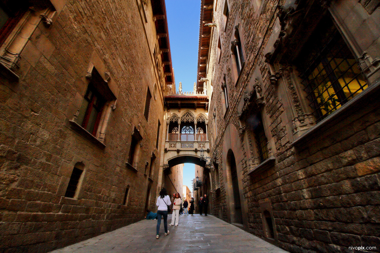 El Pont del Bisbe, Gothic Quarter