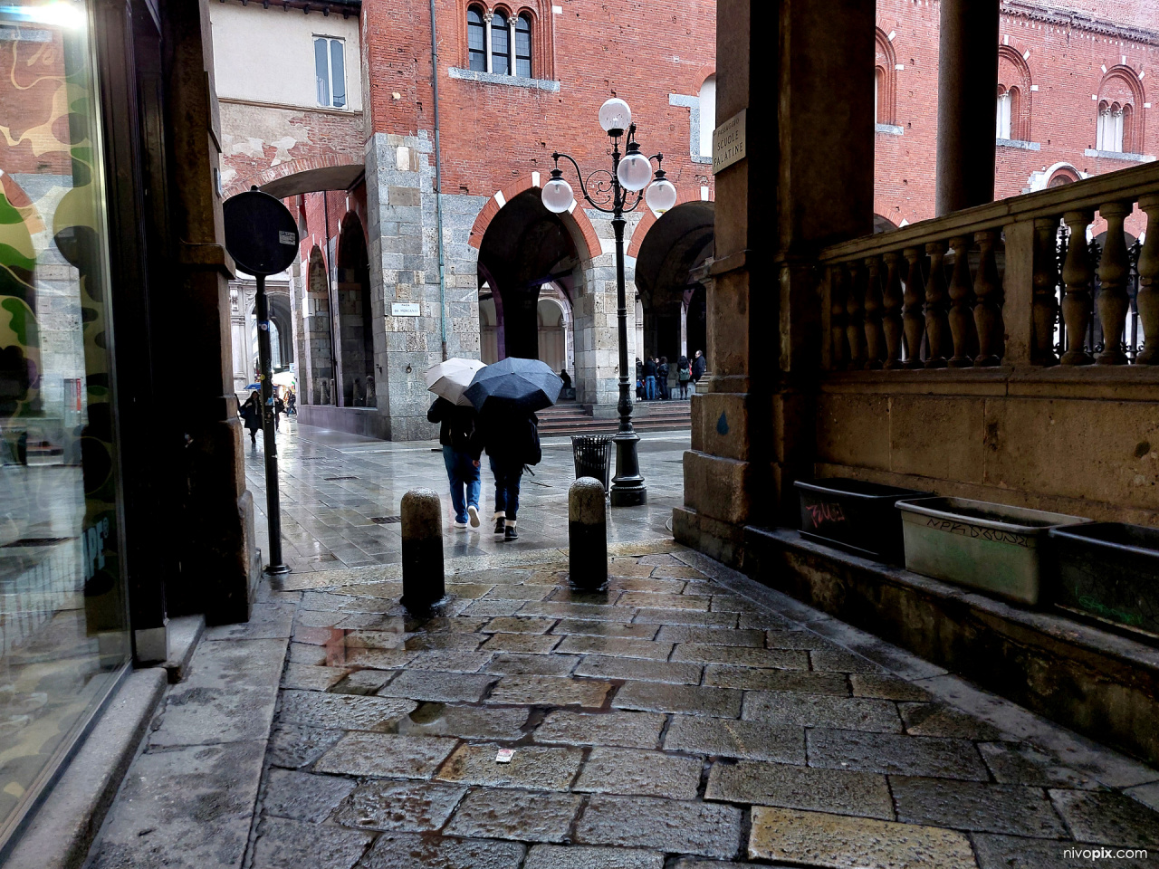 Passaggio Scuole Palatine, Piazza Mercanti