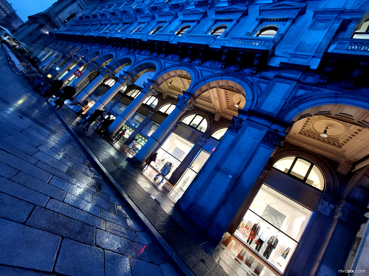 Piazza del Duomo stores