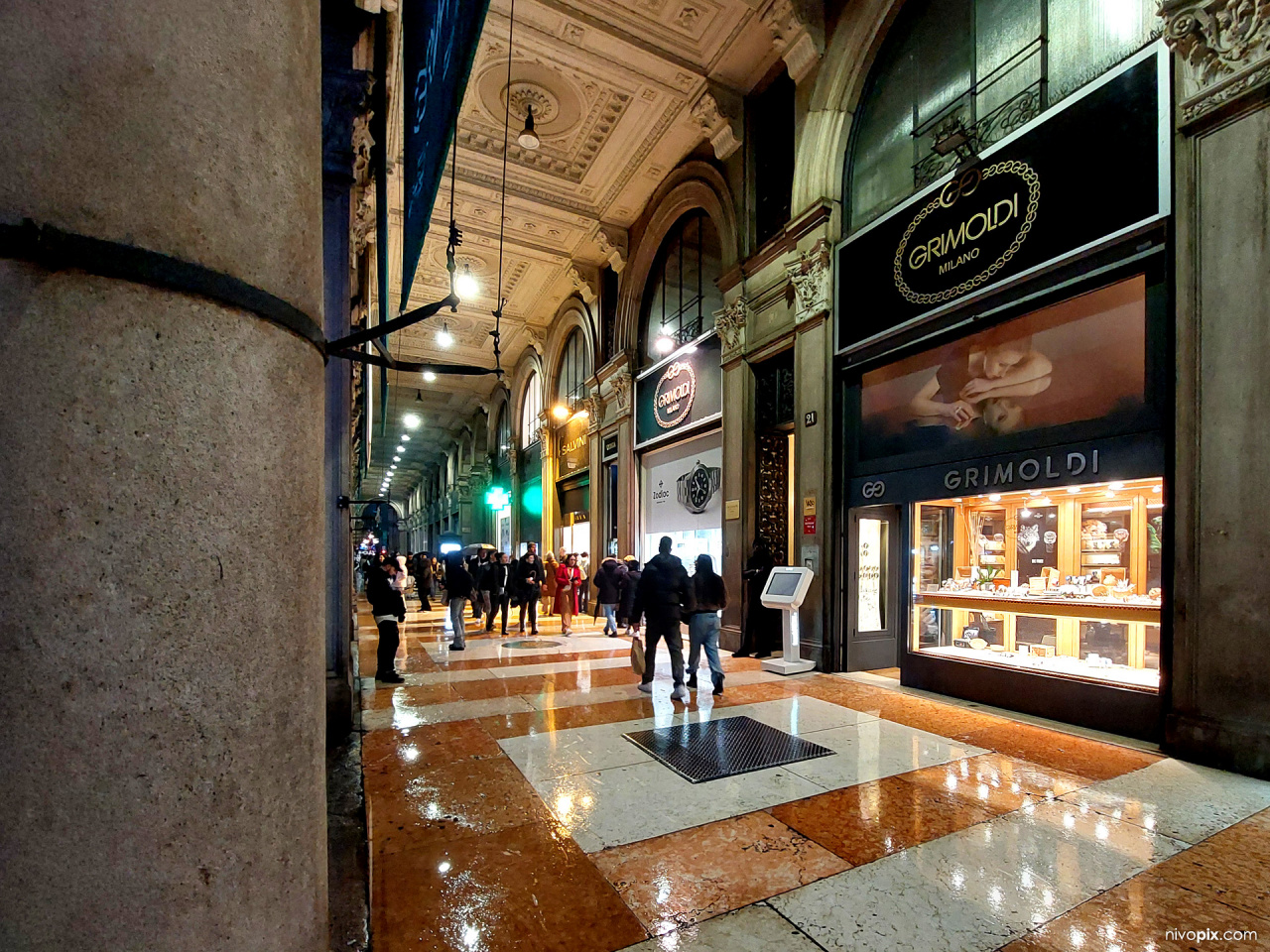 Piazza del Duomo stores