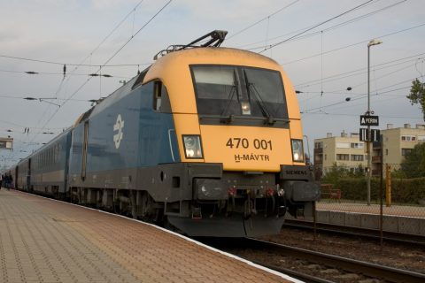 Wiener Walzer Euronight train with MÁV 470 class Siemens ES64U2 locomotive – Hegyeshalom, Hungary