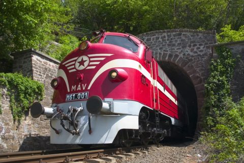 Nohab comes out of the tunnel (alagút) near Balatonakarattya – Balatonkenese, Hungary