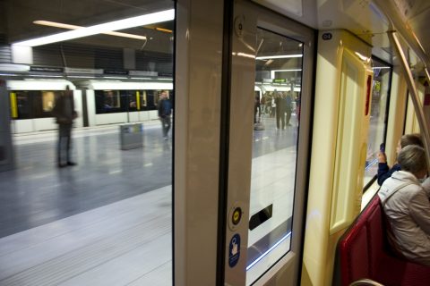4-es metró érkezik II. János Pál pápa tér metróállomásra M4 – Budapest, Hungary