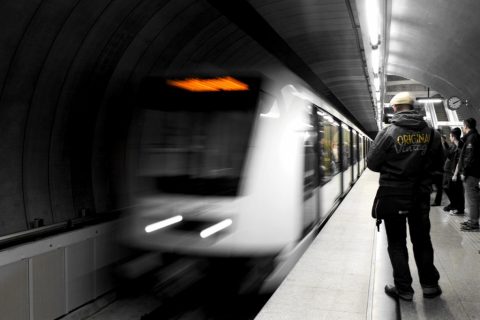 4-es metró érkezik Fővám tér állomásra M4 – Budapest, Hungary