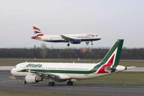 Alitalia Airbus A320 EI-IKF, British Airways A320 G-MIDO – Budapest, Hungary