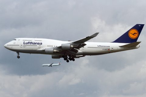 Parallel landing in Frankfurt - Lufthansa 747, Air Canada 787 – Frankfurt, Germany
