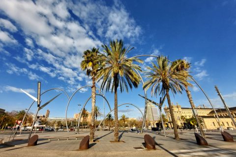Plaça de les Drassanes, Onades de Andreu Alfaro – Barcelona, Spain