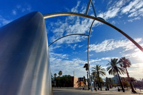 Plaça de les Drassanes, Onades de Andreu Alfaro – Barcelona, Spain