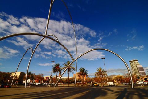 Plaça de les Drassanes, Onades de Andreu Alfaro – Barcelona, Spain