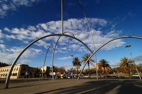 Plaça de les Drassanes, Onades de Andreu Alfaro – Barcelona, Spain